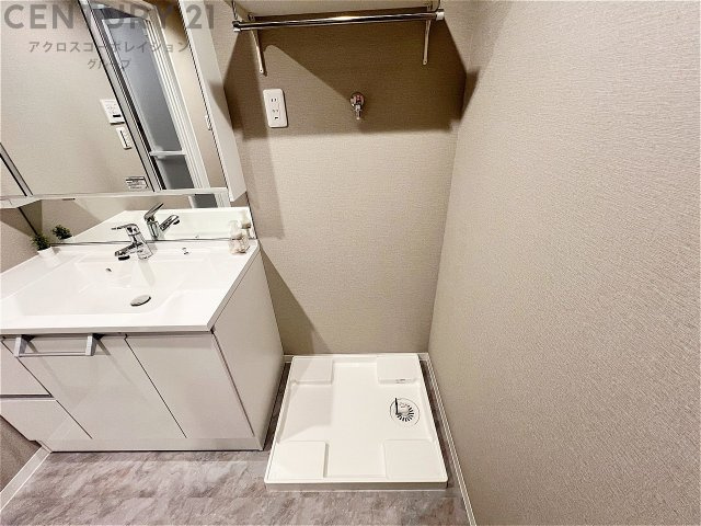 洗濯物の仕分け作業がしやすく、整理整頓が容易になります。洗濯音や湿気を他の部屋に持ち込まず、生活環境を快適に保ちます。上部を活用すれば収納スペースを確保でき洗剤や洗濯用品の整理もしやすくなります。