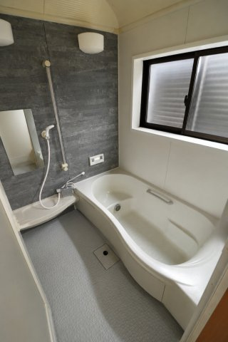 1坪タイプのお風呂です。シックなデザインになっています。　※一部写真が見やすいように物等を消しています。
