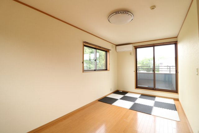 2階東側洋室！二面採光と壁面が広いので家具の配置がしやすいです！　エアコン付き！