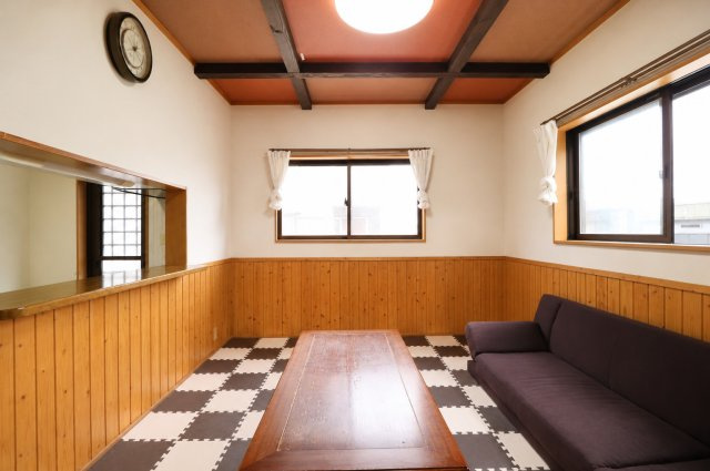 腰板が貼られた居間は部屋を演出し、汚れからも守ります！　※一部写真が見やすいように家具等を消しています。