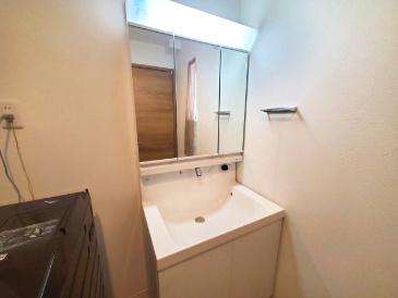 三面鏡タイプの洗面化粧台。収納力があり、毎日の身支度をスムーズに整えられます。