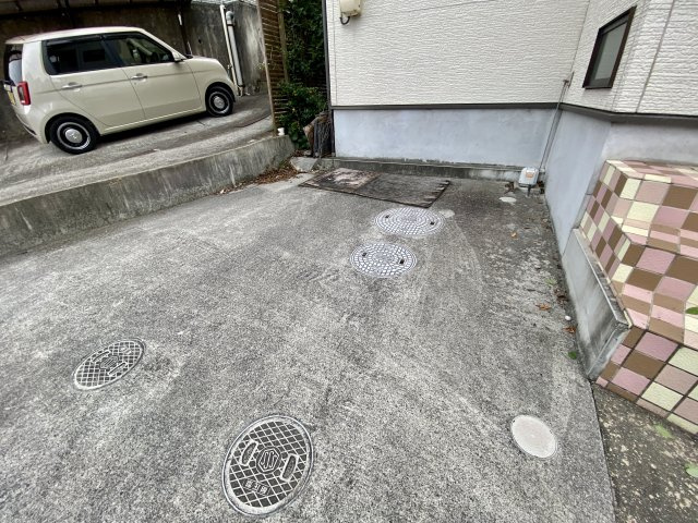 1台分の駐車スペースを確保しております。駐車した際も玄関との距離が近く、荷物の積み下ろしが楽に行えます。毎日の暮らしに直結する利便性の高いポイントです。閑静な住宅地にあり落ち着いた暮らしを実現できそう
