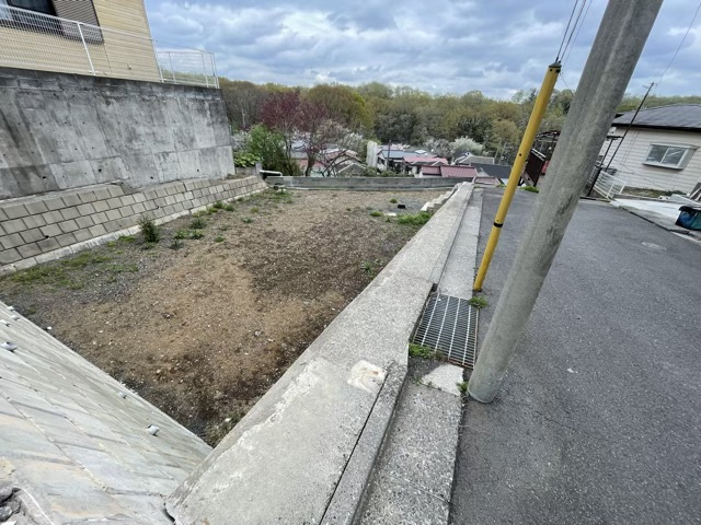 家を建てる前提で土地を探している場合、地盤の丈夫さは譲れない条件の一つです。地盤が脆弱だと追加工事が必要となります。また、過去に地盤沈下や液状化現象を起こした土地は、できるだけ避けた方がいいでしょう。