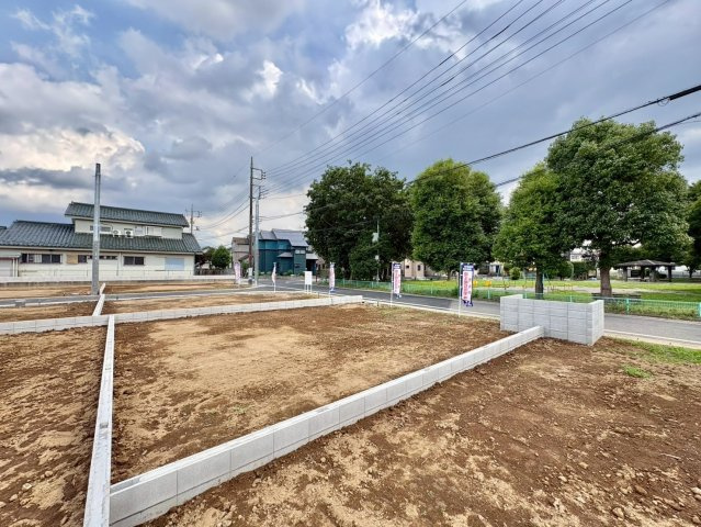 全10区画　　間取り・外観・設備まで自由にプランニング可能。暮らし方に合わせた住まいをご提案できます。花田小学校まで徒歩約4分(270ｍ)、毎日の通学がしやすい住環境です。