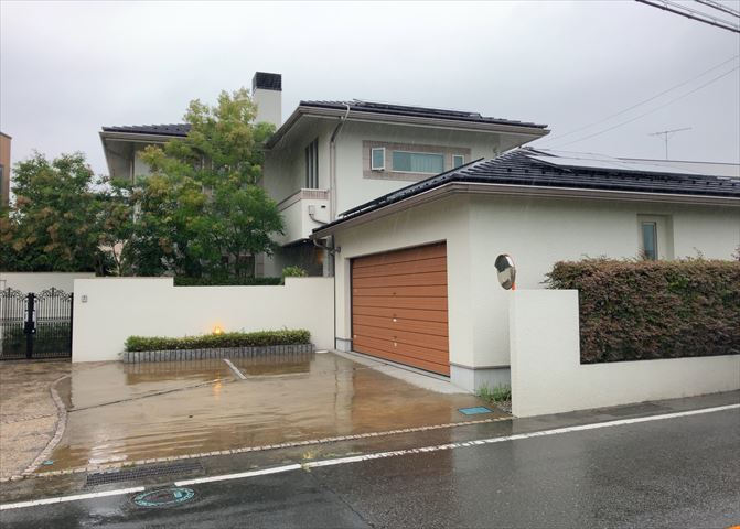 隣家の土地はどうなっているのか、生活利便施設が近くにあるのか、学校まで近いかなど、お客様のライフスタイルにあわせたイメージが重要です。また、近くにあると困る施設が近くにないかも確認するといいでしょう。