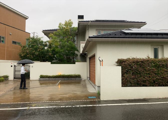 東側道路の場合は居室を南向きに設計しやすいため、朝日が入りやすいというメリットがあります。一方、西側道路も東側同様に居室を南向きに設計しやすいのですが、住宅地だと朝日が入りにくいという弱点があります。