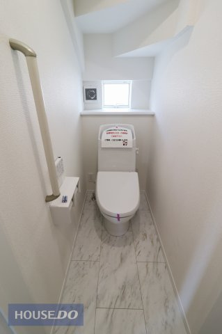 【トイレ】温水洗浄暖房便座付き。2箇所あるので、忙しい朝でも安心♪ほっと一息つけるプライベート空間は広めの設計となっております。