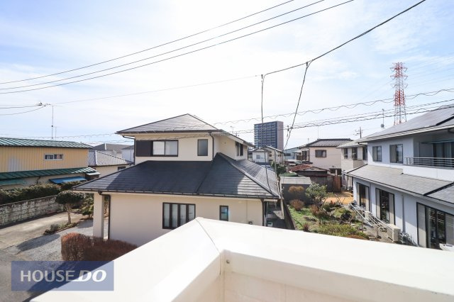 【建物からの眺望】バルコニーからの景色。十分な間隔が確保されております。