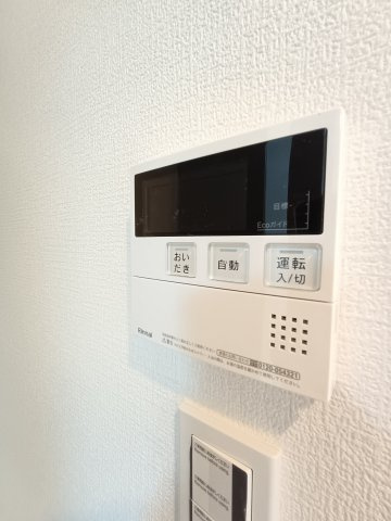 【給湯パネル】　ワンタッチで操作できる給湯パネル付き。
