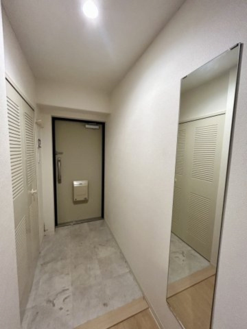 【玄関】　広々とした玄関には鏡もありお出かけ前に身だしなみチェックいただけます♪