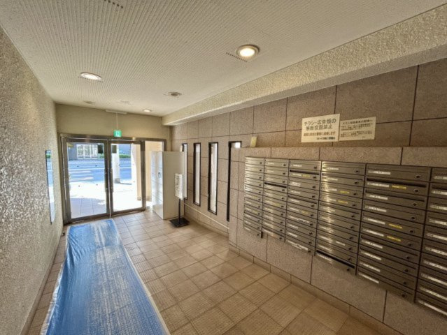 【共用部分】　宅配ボックスが設置されており不在中のお荷物の受け取りも便利です♪