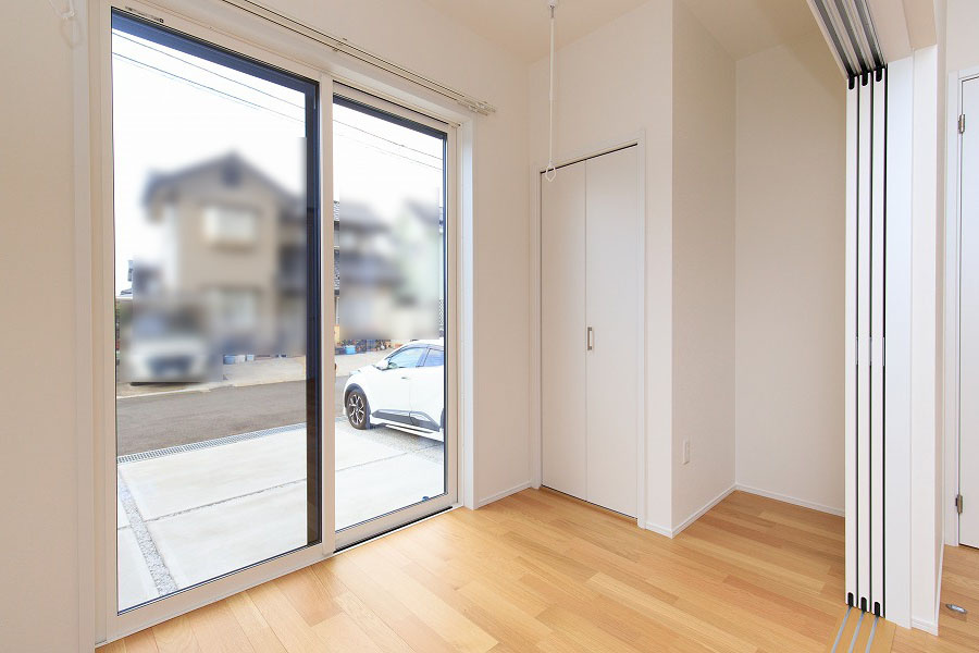 1階3.5帖の洋室は雨でも洗濯物が干せるランドリーフック付き※施工例