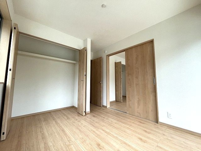 1階洋室。大きな収納あります。