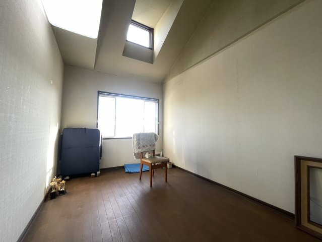 2階の洋室4.3帖は、勾配天井と高窓で開放感たっぷりのプライベート空間。趣味部屋や書斎、お子様の部屋等、多目的に活用可能です。コンパクトながら採光も良く、落ち着いて過ごせる一室です。