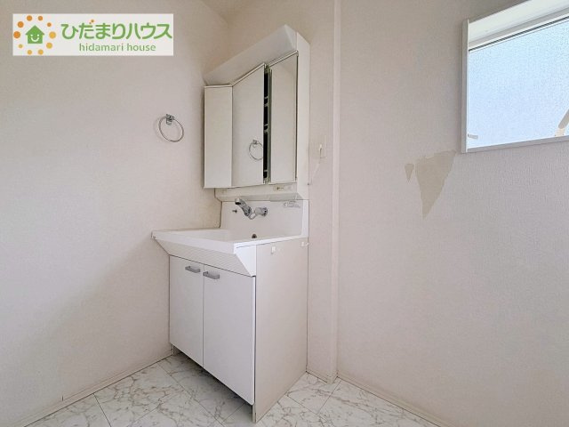 三面鏡の大きな鏡は憧れます(^^♪　鏡の後ろは収納となっていて、細かいものでも収納できるのでスッキリと整理できます！