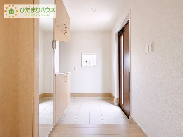 靴で溢れかえっていた玄関も、大きなシューズボックスと、玄関横のクロークでスッキリ解決。玄関は「その家の顔」とお考えの方にオススメの広さです。