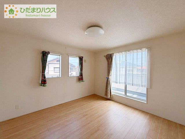 バルコニーに面していて、たっぷり光りの入る明るい主寝室です！