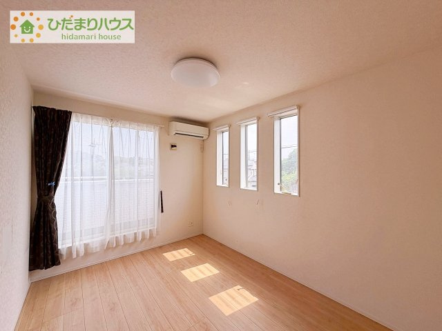 窓が多く採光の考えられた洋室。お子様部屋にも
