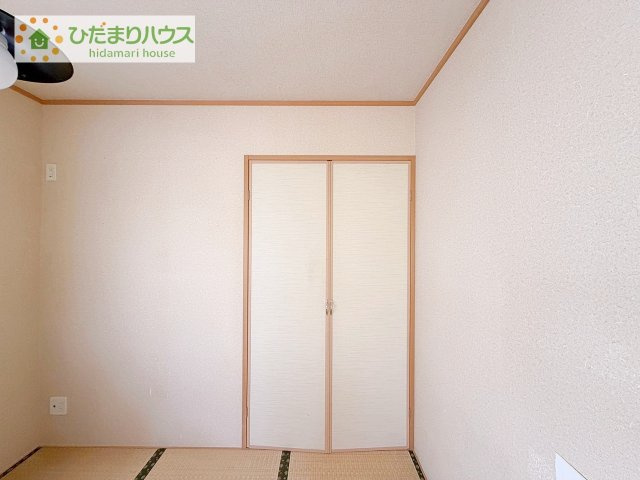 開き戸タイプの和室収納は大容量タイプ。お子様のグッズ収納にも。