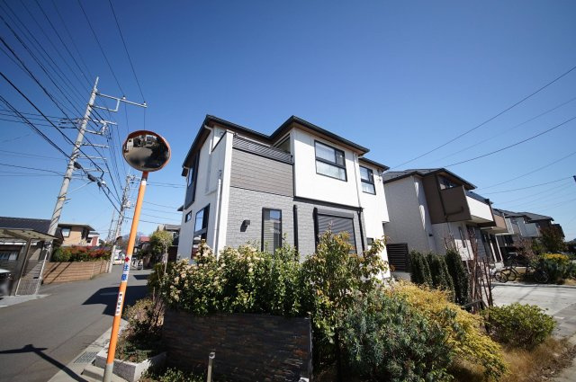 徒歩10分圏内に小中学校・スーパー・コンビニ・ドラッグストア・公園などがあります