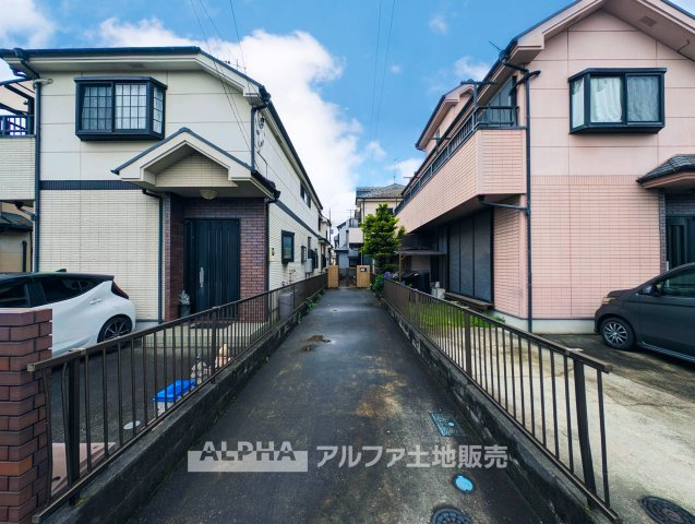 【A　place　that　feels　right】◆自然と人が集まる◆　広がりを感じる住空間と、手触りのある落ち着いた雰囲気。　ここで重ねる毎日が、暮らし方そのものを静かに変えていく。