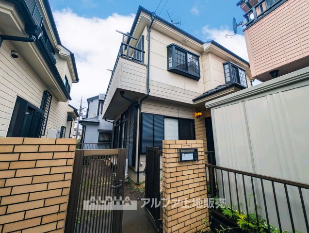 【Entrance　Design】　◆玄関◆出入りのたびに気持ちが整うような落ち着きある玄関空間。シンプルな構成で使いやすく、住まい全体の印象をやわらかく引き立てます。