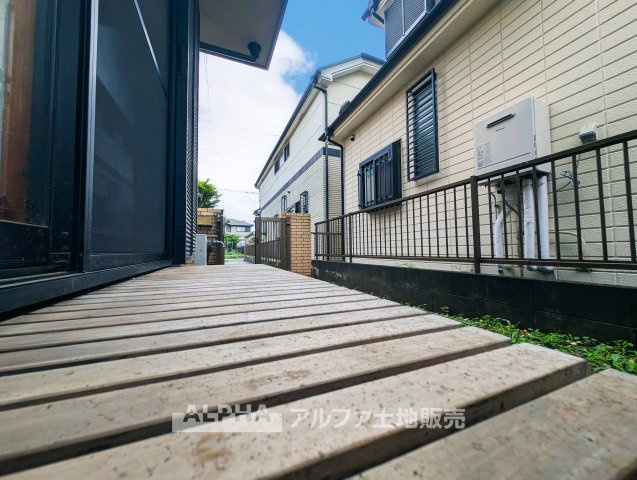 【Wood　deck】　◆外とつながる空間◆リビングからそのまま出られるウッドデッキは、陽だまりの中でコーヒーを楽しんだり、家族との時間をゆったり過ごせる場所。暮らしに心地よい開放感をもたらします。