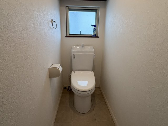 窓付きで清潔感のあるトイレは、自然光と換気がしやすく快適な空間を保てるのが魅力です。シンプルな内装は圧迫感が少なく、ゆったりした使い心地です。お掃除もしやすく清潔な状態を維持しやすいのもポイントです。