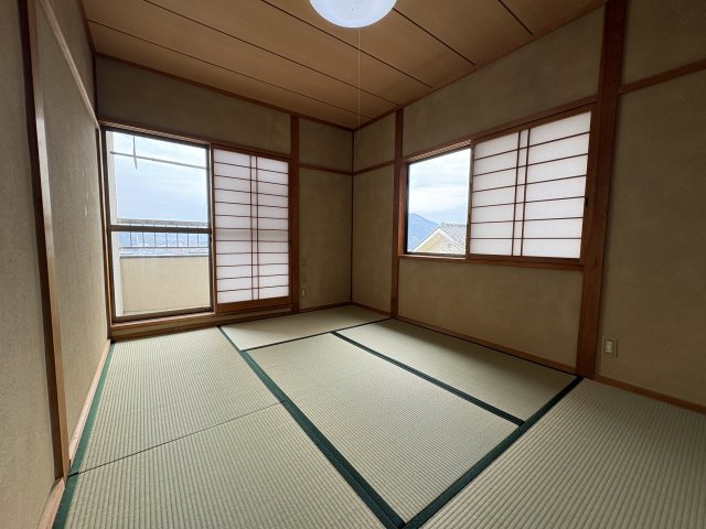 落ち着いた雰囲気の2階和室です。バルコニーへ出入りできるため、寝室としても使いやすい間取りです。畳の心地よさを感じながら、ゆったりとしたプライベート空間として利用できます。使い勝手の良い居室です。