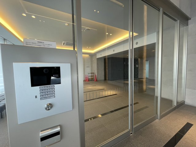 安心のオートロックシステムを採用しており、防犯面にも配慮されたマンションです。来訪者の確認ができるため、日々の暮らしに安心感をプラスします。セキュリティ面を重視される方にもおすすめの設備です。