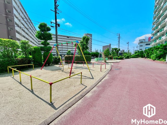 滑り台やブランコ、幼児向けの遊具などがあり、公園デビューからアクティブな遊びまで楽しめます。