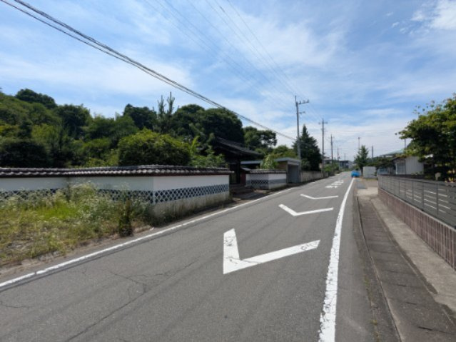 見通しの良いゆったりとした前面道路。お車の出入りもスムーズで安心な生活環境が整っています