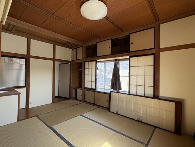 障子越しに採光がとれる、天井の梁が特徴的な和室です