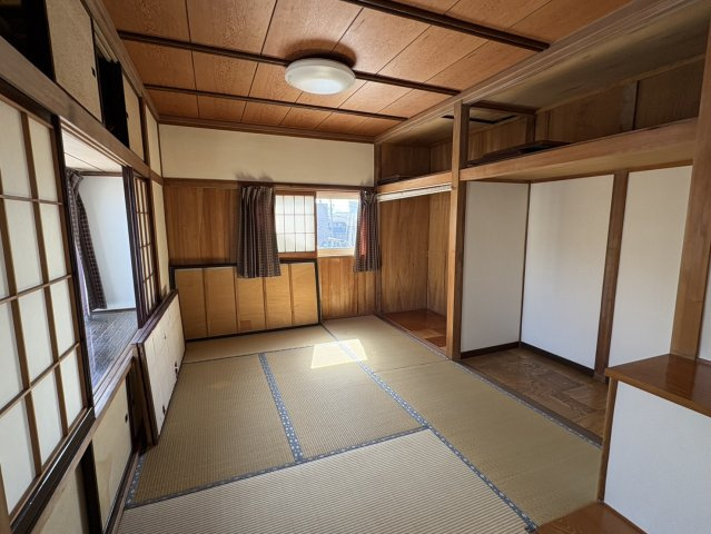 畳の横に板の間が並び、木製の柱がアクセントの和室です
