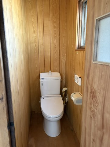 温水洗浄便座を採用し、壁面には木材を使用した内装です