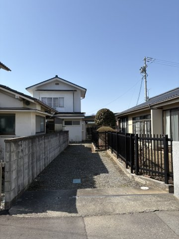 敷地入口から玄関まで、高低差の少ない平坦な通路です