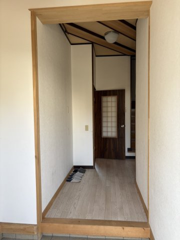 玄関扉を開けると、木目調の上がり框が正面にあります