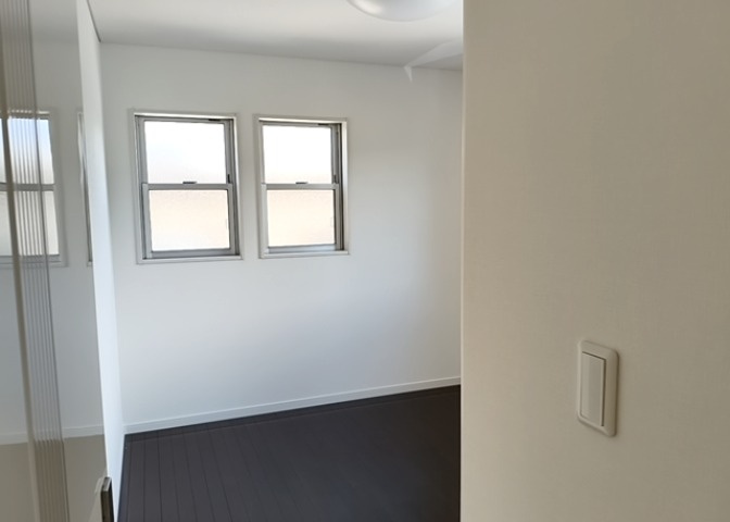 洋室のメリットは重い家具が置きやすく、身の回りが整理しやすいことです。　床がフローリングのため畳とは異なり凹みにくいです。　クローゼットなど収納が豊富で、普段使わない旅行カバンや服の整頓も簡単にです。