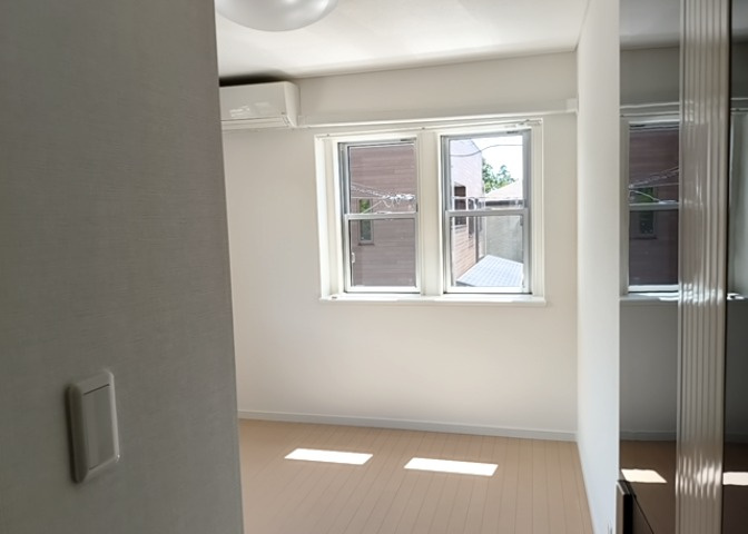 寝室でゆっくりと過ごすためにはベッド周りの適度な空間を担保することや窓の位置、照明の明るさ、寝室の広さなどを考える必要があります。自身や家族の構成とライフスタイルに併せて寝室にする部屋を選びましょう！