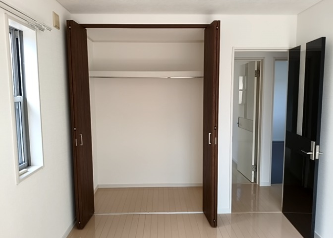 デザイン性を重視しすぎて収納が少なかった！なんてことにならないため、事前に現地で収納の数を確認しておくことをお勧めします。クローゼット以外にも床下収納や屋根裏収納、パントリーなどもチェックしましょう。