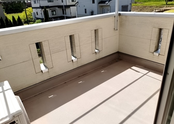 バルコニーは、室外の専用スペースのうち、「屋根がなく開放された空間」であるものを指します。ベランダより広いタイプのものが多く、日当たりもよいため家庭菜園などを楽しみたい人にとって適した環境となります。