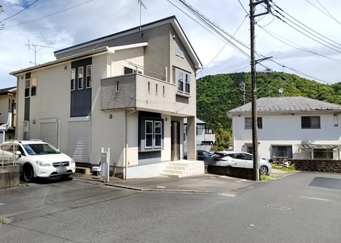 住宅用の土地では前面道路に2m以上接していなければならないと法律で定められています。しかし、お持ちの車のサイズやライフスタイルなどにより、2mでは利便が悪い場合もございますので、事前に確認しましょう。