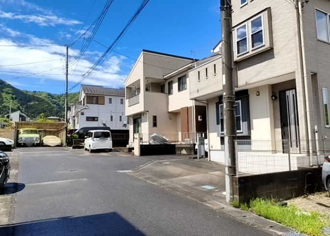 お持ちの車種によっては前面道路が広い方が便利でしょう。しかし、前面道路が広ければその分交通量が多くなるため、騒音などが気になる場合があります。実際に現地を見学し、周辺交通量や騒音などを確認しましょう！