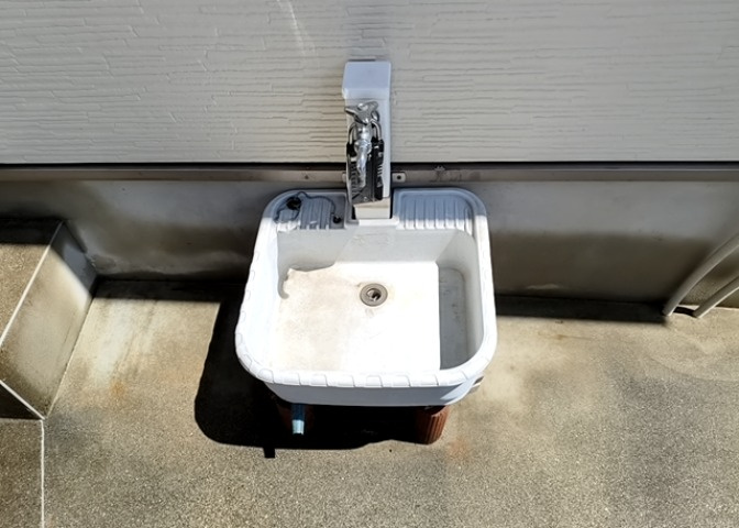 敷地内に散水栓や立水栓があると便利です。水道水を直接利用できるため、水を運ぶ手間を省くことが出来ます。大量の水を必要とする洗車作業や清掃などに役立ちます。その他設備とあわせて、現地でご確認ください。