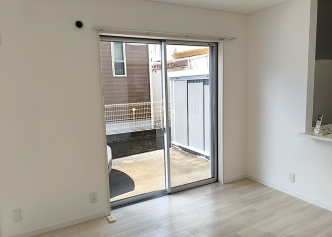 サッシは、ガラス窓に使用される金属製の窓枠です。一般的に住宅建築では、金属製建具工事の段階でガラス類・玄関などと同時に設置されます。種類や構造により断熱性能や遮音性能が異なるので現地でご確認ください。