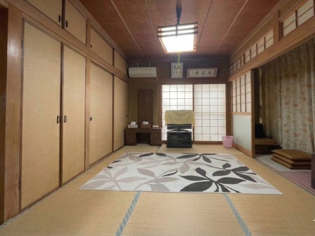 広々とした和室は続き間としても利用でき、開放感のある空間です　。押入れ収納も備わっており、布団や季節物の収納にも便利です。障子からの採光で明るく、家族の団らんや来客時にも活躍します。