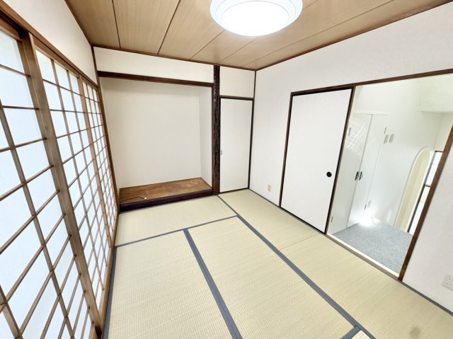 2F和室　6帖　急な来客時やお子様の遊び場としても♪スキップフロアで専用庭に繋がります。畳取替済み♪
