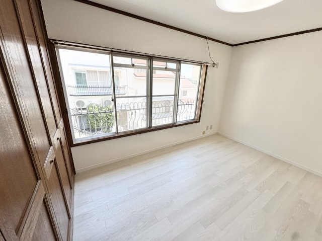 2F洋室　6帖　南向きで一日中ポカポカで冬も暖かく過ごせます。クローゼット収納も完備♪