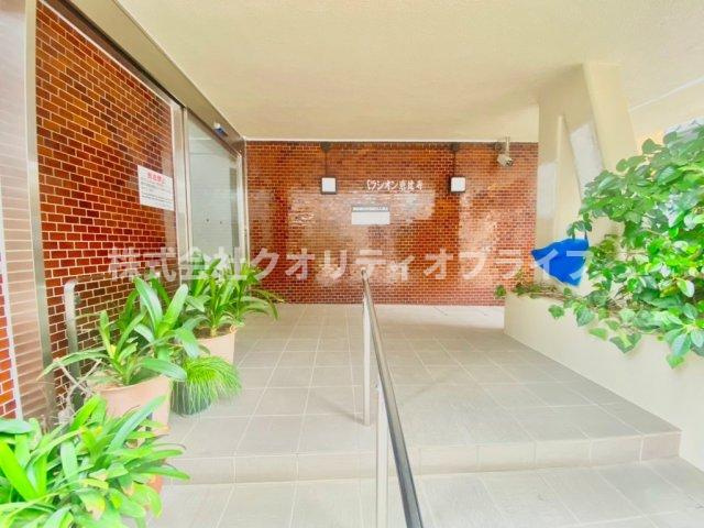 エントランスも清潔に保たれています