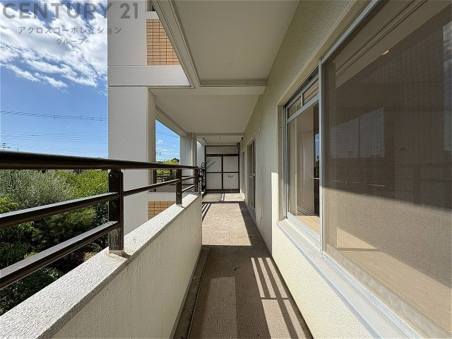 南向きバルコニーは日照が豊富で温暖な陽光を受けられ、植物の育成やリラックススペースとして活用可能です。洗濯物の乾燥が速く、快適な生活環境を提供。自然の光を取り込み、室内を明るくしてくれます。　